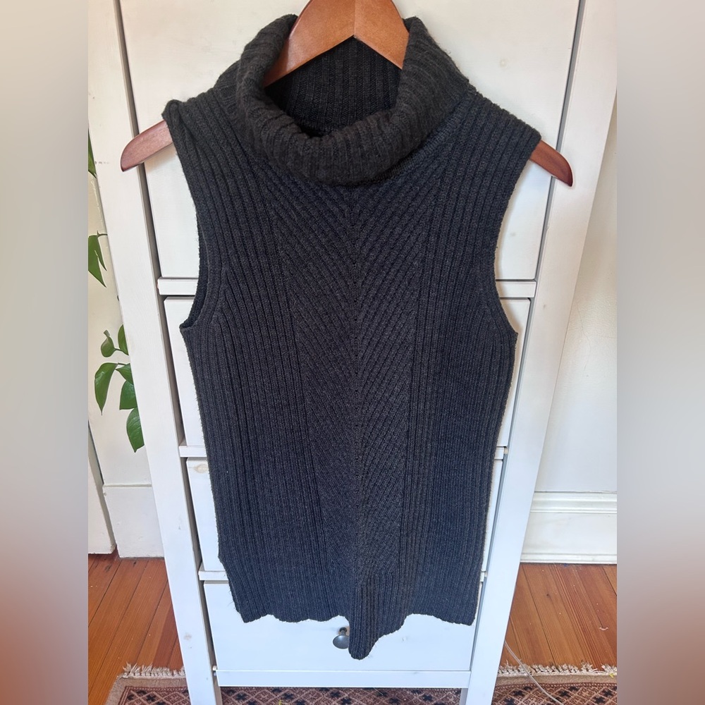 Cable & Gauge women’s sleeveless chunky knit gray turtleneck sweater